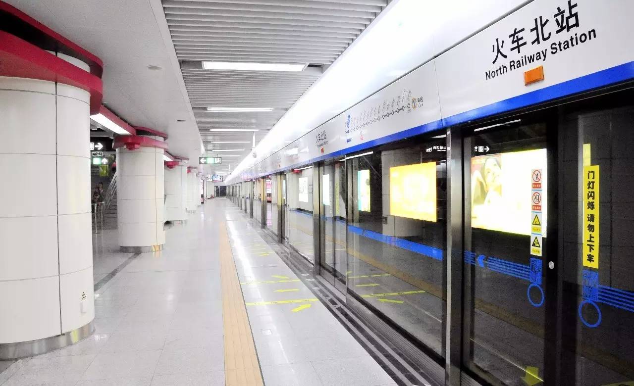 澶瑰湪鍦伴搧灞忚斀闂ㄥ拰鍒楄溅涔嬮棿,涓婃捣鍦伴搧涔樺琚す鍦ㄥ睆钄介棬鍐呴儴