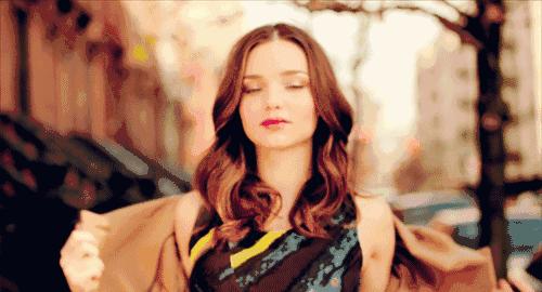 时髦大衣搭配,黑色毛呢大衣配什么颜色百褶裙