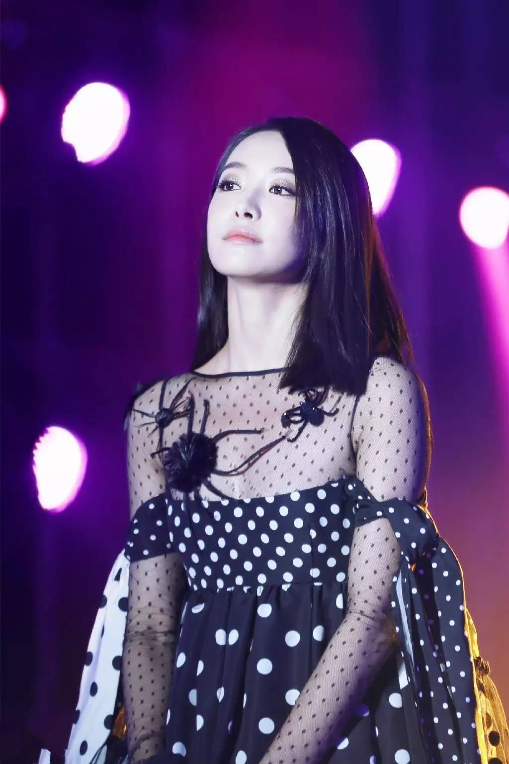 宋佳和杨幂穿衣搭配,杨幂宋佳靠一个发型变少女