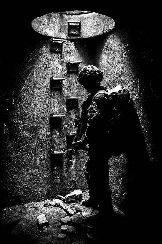 壹闻:地标里藏裸模 彩绘艺术家创人体新玩法