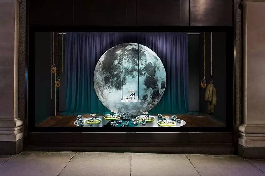 不必花钱去剧院，这间商店里每次转身都是一出精装大戏