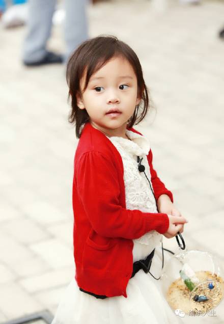 儿童毛衣怎么穿出时尚感,短款洋气小毛衣明星穿搭