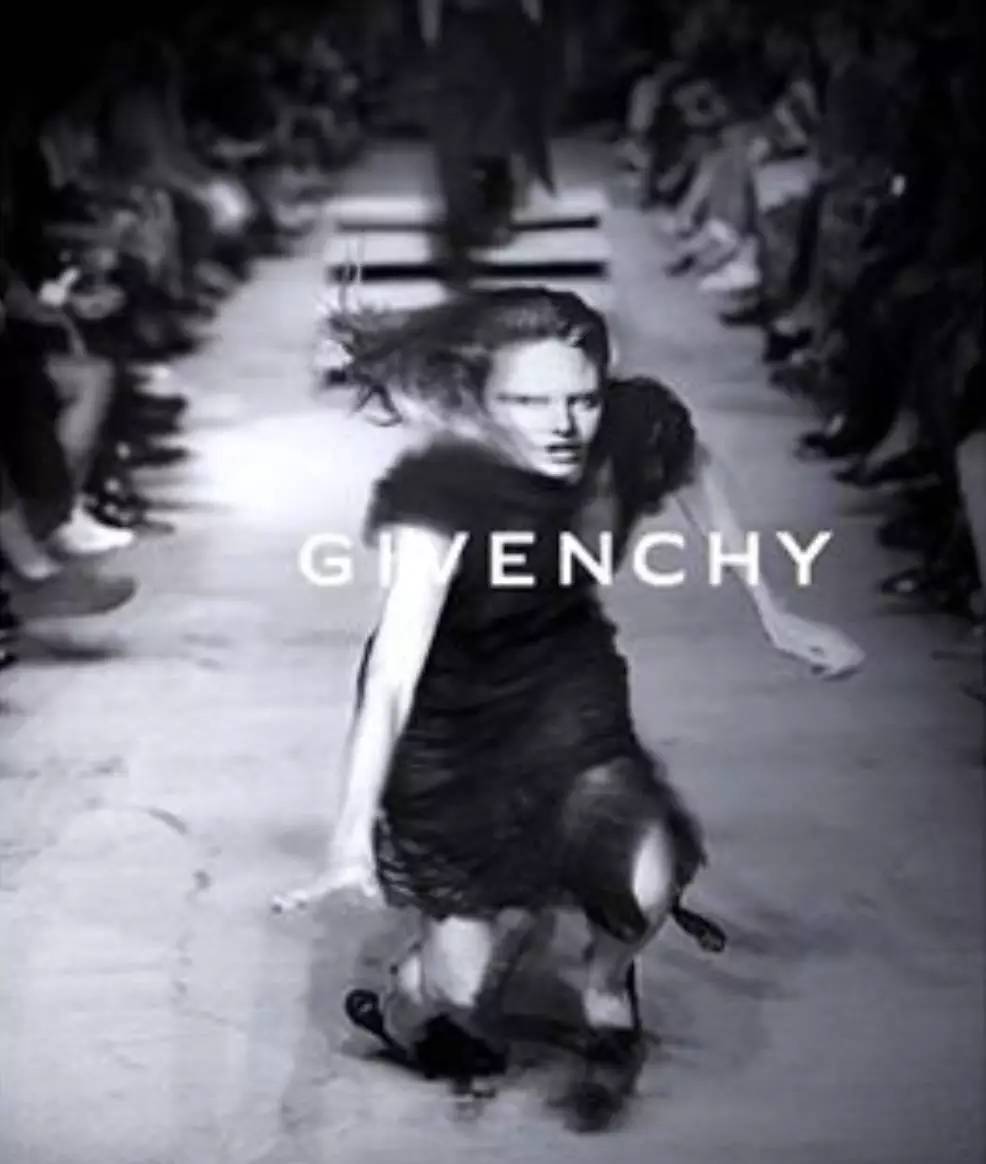 上帝の光|穿衣服对她是种浪费,生的孩子叫腰精的后裔