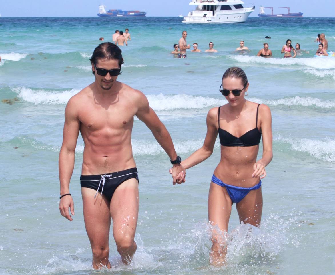 上帝の光|穿衣服对她是种浪费,生的孩子叫腰精的后裔