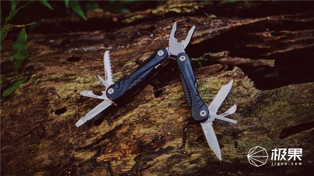 这盒子还没手掌大，里面的工具却比工具箱还全，野外保命全靠它