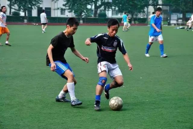 我喜欢踢足球一年级,我喜欢踢足球英文