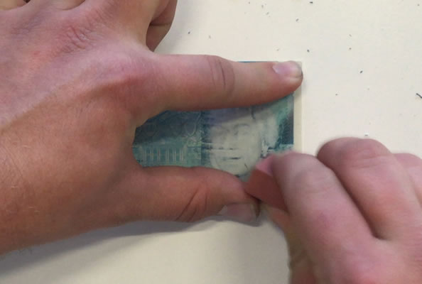 蜜汁尴尬！5英镑纸钞上的人像可用橡皮檫擦掉？！