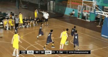 篮球场上的搞笑瞬间球没了,篮球场上的搞笑瞬间一脸懵逼