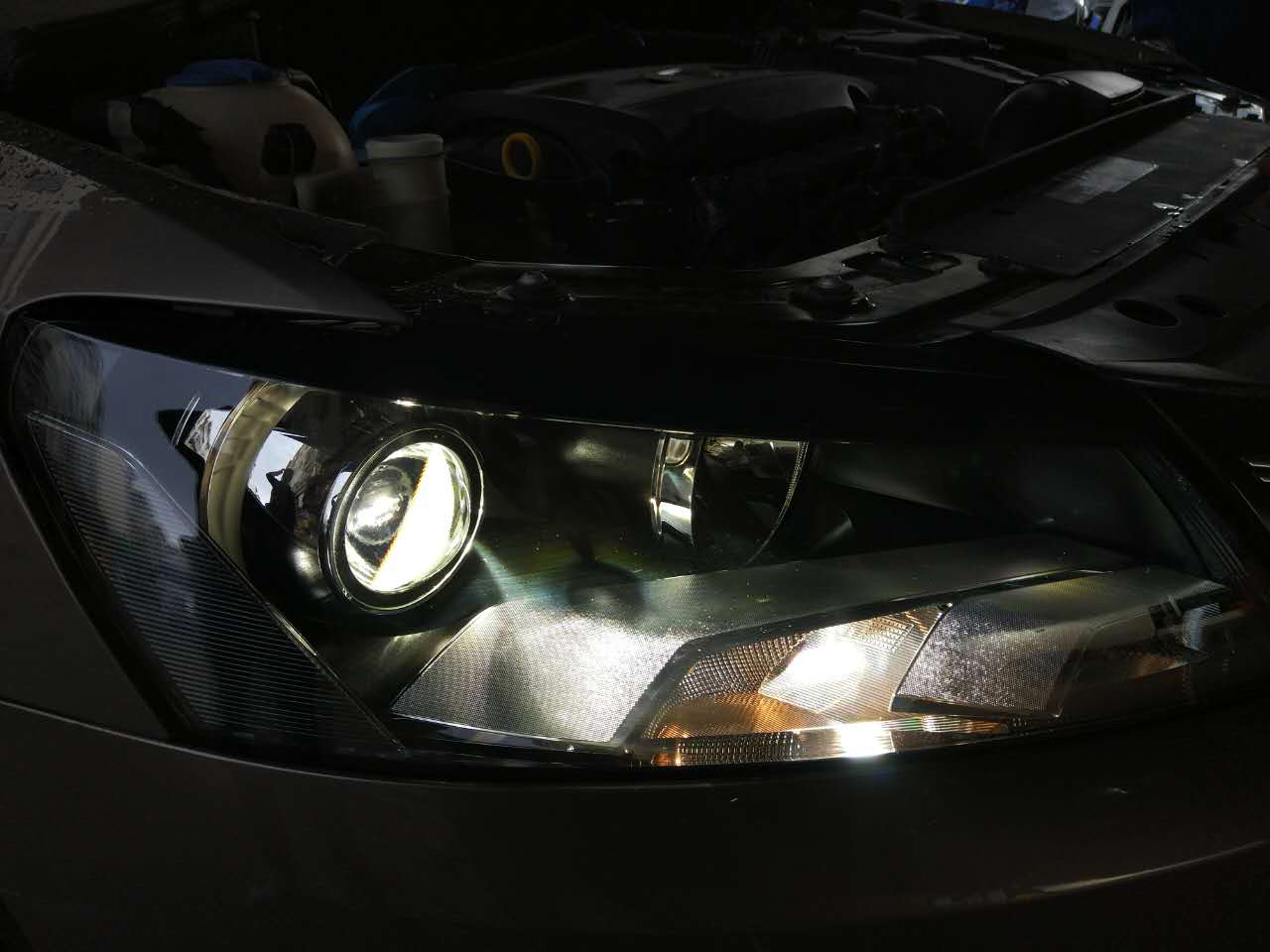 原车带透镜氙气灯好还是led灯好,为什么高配车都是直喷