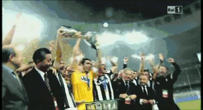 秋已凉，来冬荒，他的传奇还在继续低唱浅酌着...