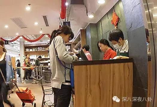 坐拥百亿身家,路边买20元童装,这对豪门夫妇最让人心旷神怡