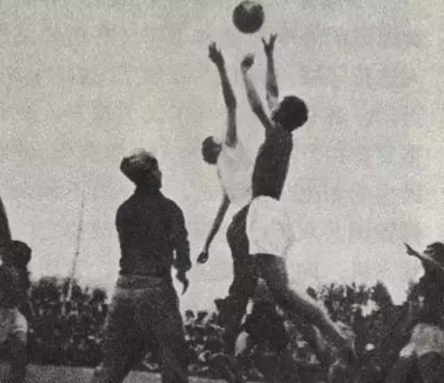 组建“*德朱**篮球队”被称“延安雷阿伦”，*德朱**贺龙打球战斗两不误