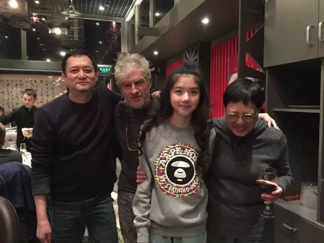 新加坡女孩在中国火速蹿红，背景大起底（星二代+干爹）