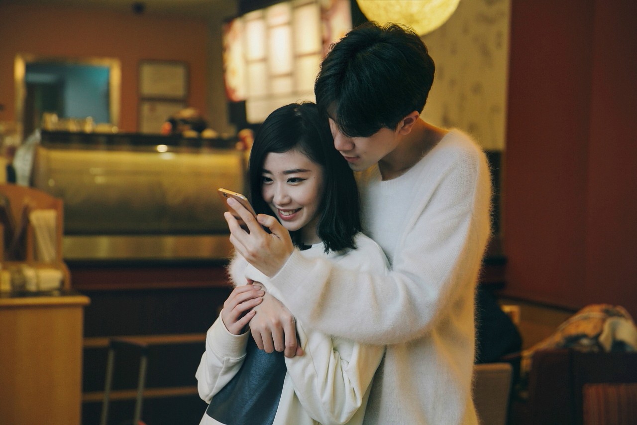 男生晚上几点都在想什么,男生搂着女朋友心里在想什么