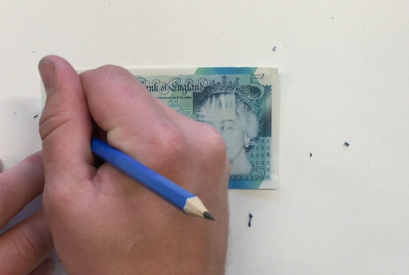 蜜汁尴尬！5英镑纸钞上的人像可用橡皮檫擦掉？！