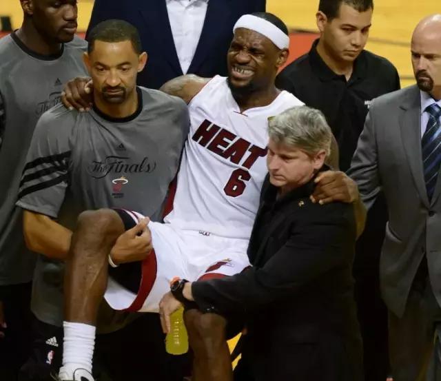 怎样能防止在篮球运动中不会抽筋,如何在打篮球中避免伤病