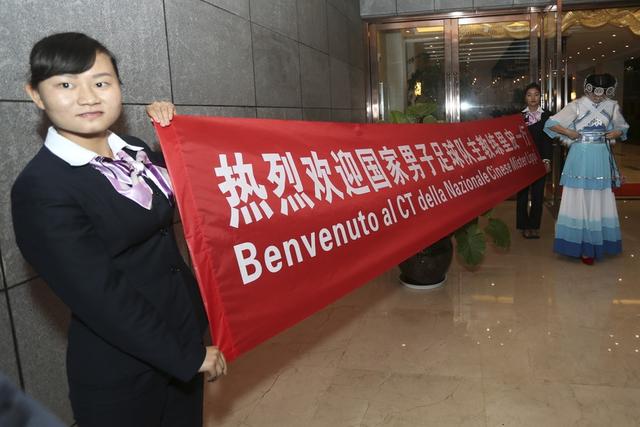 原创｜里皮刚抵达云南，一个美女强让他干这事