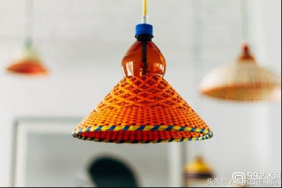 他把亚马逊河上的5000只塑料瓶变成艺术品！