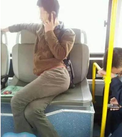 搞笑GIF动态图来袭：小萝莉倒牛奶，场面有点控制不住啊