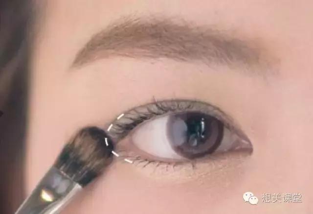 眼影用红色和复古红怎么画出眼影,想要温柔的眼妆选什么色系的眼影