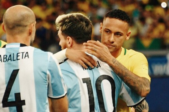 巴西队内马尔2比0,世预赛内马尔对梅西