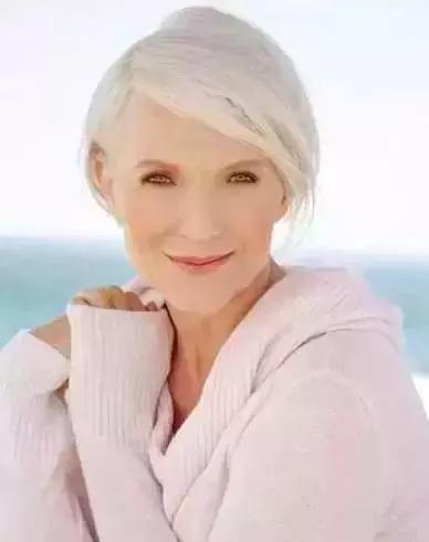 厉害！68岁登杂志拍裸照，打5份工，养育了亿万富翁儿子