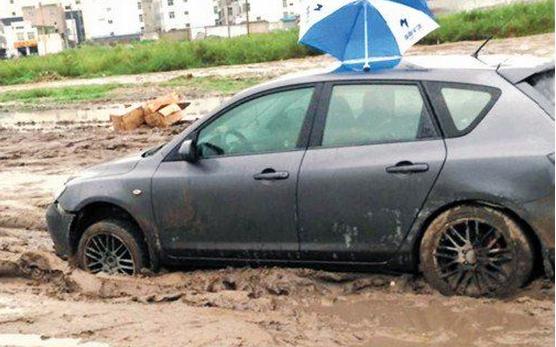 汽车陷进泥里出不来怎么办,车子陷进去了开不出来了怎么办