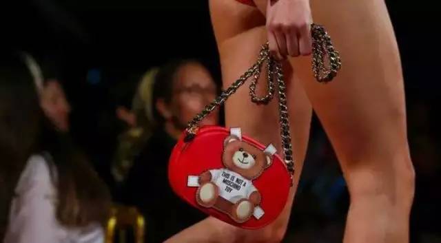 Word妈！Moschino这只蠢萌的小熊为什么这么火？