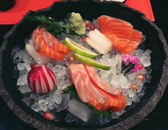 OMG！“鸡爪女”又在地铁12号线上吃起了麻辣烫！