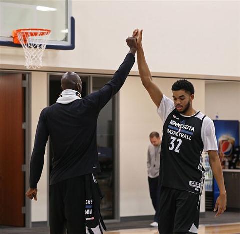 生涯数据8分6篮板1.2盖帽,历届状元秀高光集锦