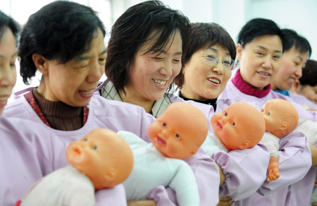 孩子对保姆比对妈还亲怎么办,孩子对奶奶亲还是对姥姥亲