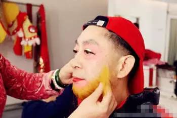 你咋看：租女友回家过年：3000起步，能同居