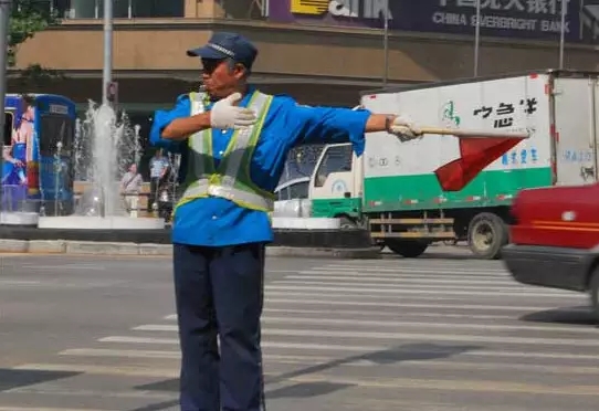 交通协管员“贴条”,是违法的吗?