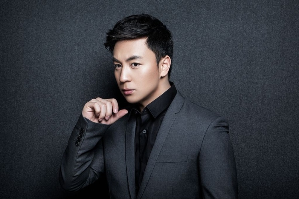 他被人们称为是李连杰接班人，自幼聪慧伶俐长大后成就功夫偶像