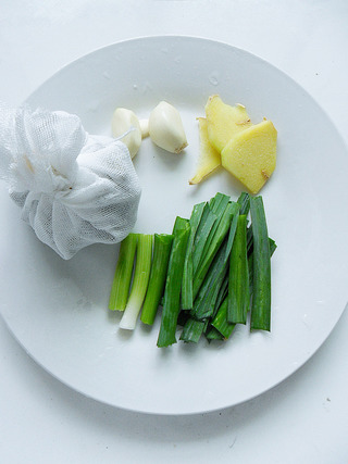 快速煨猪蹄,快速解冻卤猪蹄