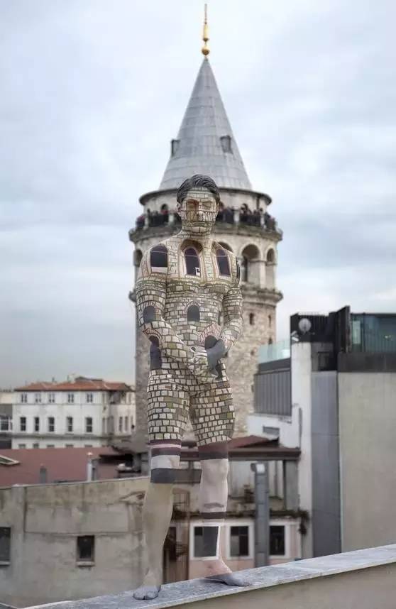 壹闻:地标里藏裸模 彩绘艺术家创人体新玩法