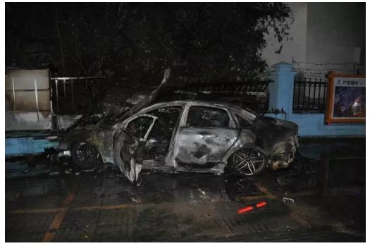 南塘高速路口一小车撞击护栏着火,车辆过弯道不减速撞护栏起火