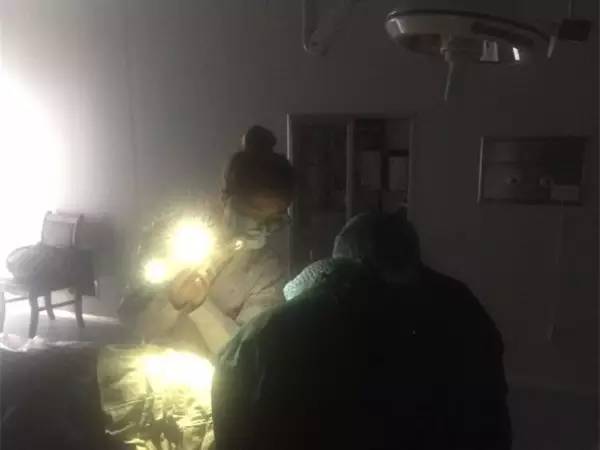 手电筒手术,医生使用无影灯做手术的图片