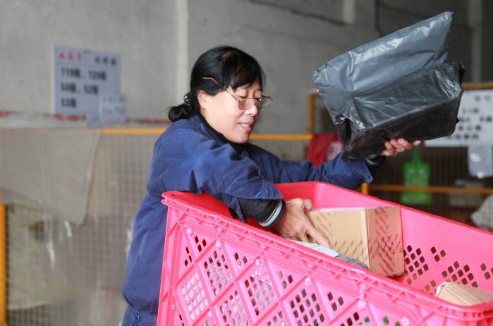 武汉快递员一单挣多少,快递员月薪8000不干了