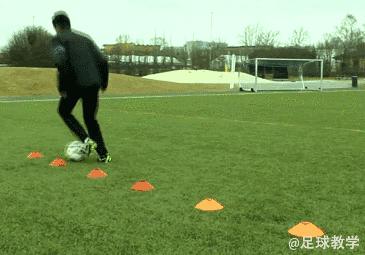 足球青训多种动作带球组合练习,足球如何训练变向运球