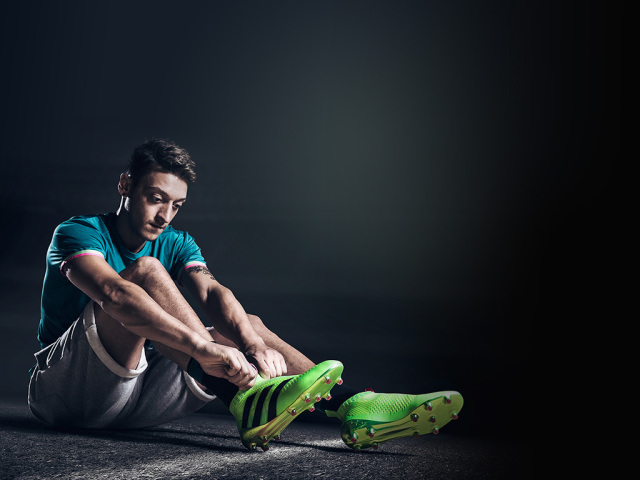 绿茵场足球,绿茵场里的足球