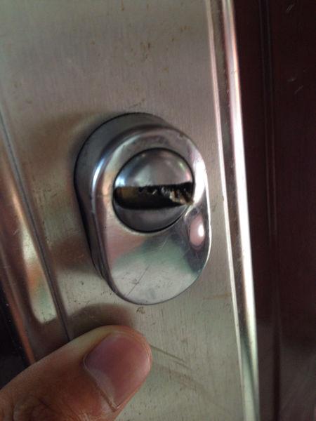 钥匙断在锁里有什么好办法,钥匙断在锁里边了怎么办开锁