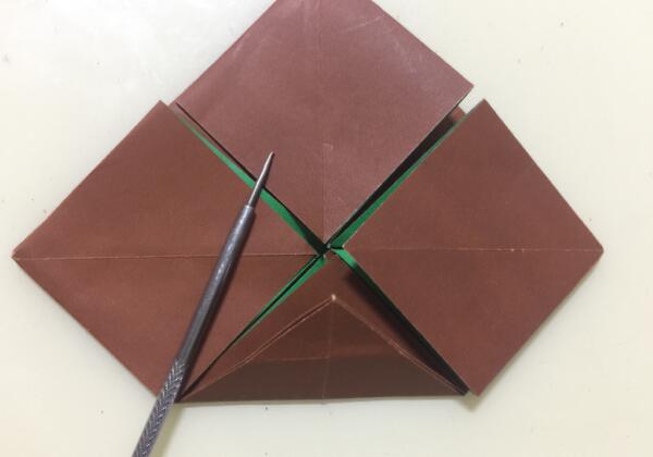 怎样折蝴蝶结放到爱心盒子上面,蝴蝶结盒子折纸教程