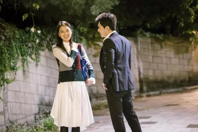 孔孝真同款棉袄,孔孝真穿搭灰色大衣