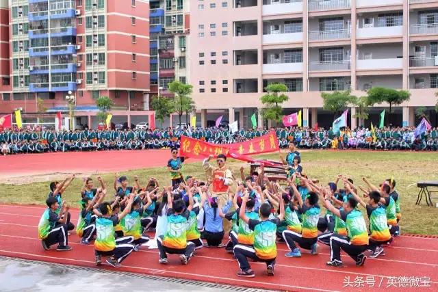 英德这个老师居然站在垃圾车上面？还引得学生连连尖叫！