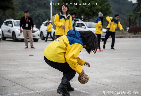 上山割茅草编茅草筐,农村割草竹筐手工编织教程
