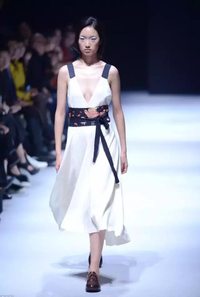 杨幂同款回力2022橙色板鞋,回力鞋子45元