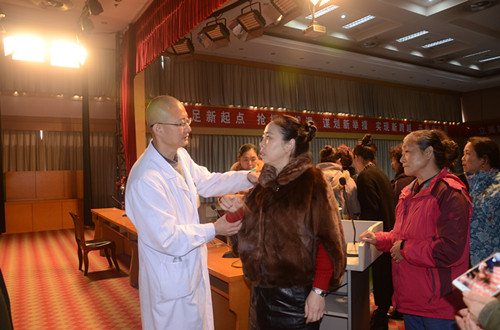 市医院开展世界卫生日义诊活动,国际残疾人日关爱残疾人活动宣传