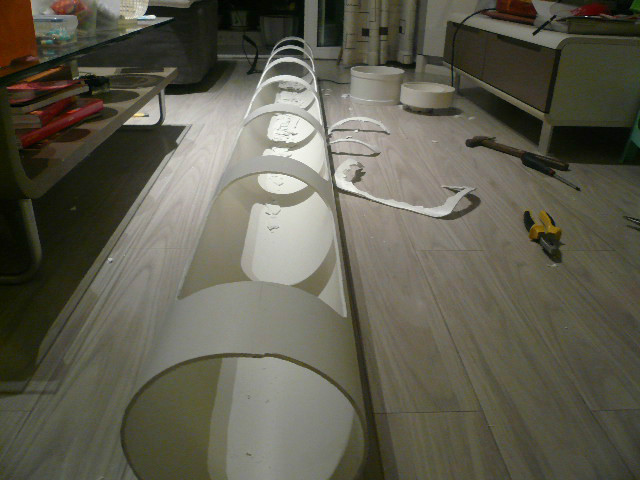 大叔用pvc管在阳台种菜7年,江苏人巧用pvc管阳台种菜