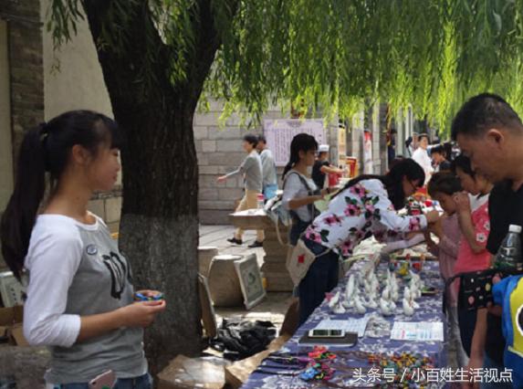 最传统的地摊生意,饰品地摊卖什么最吸引人